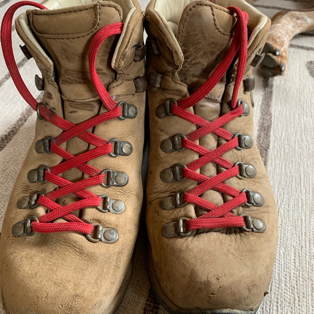 Women’s Zamberlan hiking boots size 6.